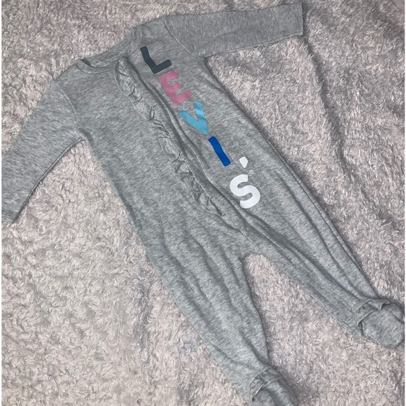 5 for $10 Levi’s EUC Gray Super Soft Longsleeve Zip Up Footed Onsie size 6M - Picture 1 of 7